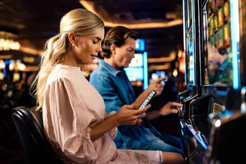 উৎসবের মুহূর্তে ঐতিহ্যবাহী পোশাক পরা এক আনন্দিত নারী তার স্মার্টফোন ব্যবহার করছেন, যা দেখায় OMGDB অ্যাপ কীভাবে দৈনন্দিন জীবনের সঙ্গে সহজে মানিয়ে যায়।