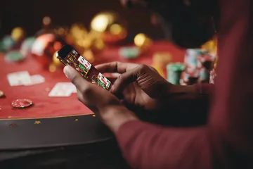 উজ্জ্বল পরিবেশে ক্যাসিনো চিপস এবং বোনাস উপাদানের ছবি, যা OMGDB অ্যাপ-এক্সক্লুসিভ রিওয়ার্ডগুলোকে প্রতীকীভাবে উপস্থাপন করে।