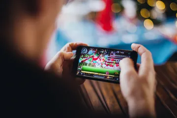 A professional dealer in a tuxedo greeting players at the roulette table, symbolizing the authentic live casino feel at OMGDB.