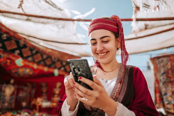 OMGDB মোবাইল ক্যাসিনো — যেকোনো সময়, যেকোনো স্থানে খেলুন একটি উৎসবমুখর অনুষ্ঠানে স্মার্টফোন ব্যবহার করছেন একজন খেলোয়াড়—যা OMGDB–এর সম্পূর্ণ মোবাইল-ফ্রেন্ডলি অভিজ্ঞতাকে তুলে ধরে।